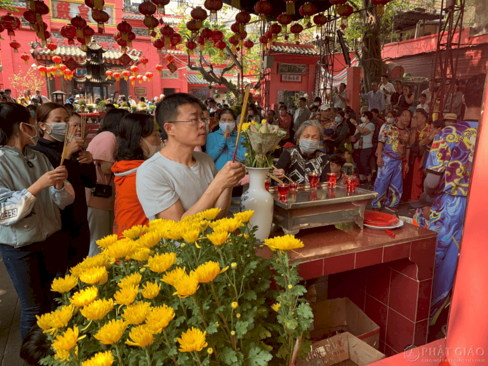 Du kh&aacute;ch thắp nhang trước khấn điều mong muốn